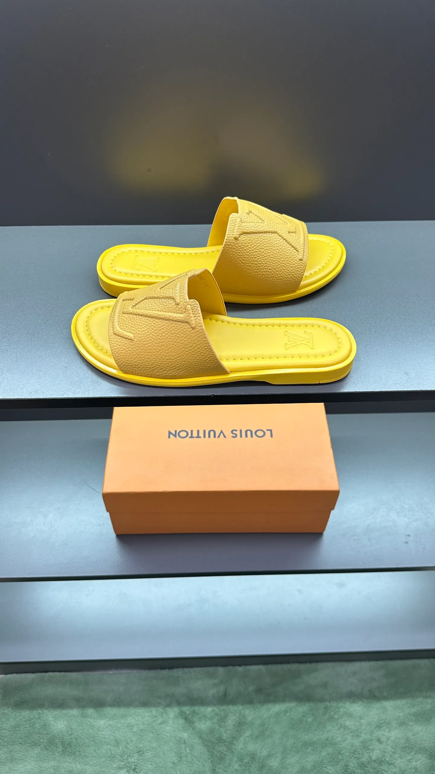 P280 🔍Top purchasing agent LV men's spring and summer slippers counter synchronized. The uppers are made of cowhide fabric imported from Italy, with logo graphics and high-quality craftsmanship. The soles are: original soles specially provided by the original factory. Exclusive molded soles are super comfortable. Original factory follow-up orders. 🔍🔍High quality. You can enter and exit the counter at will. Welcome to compare. Size 38-45